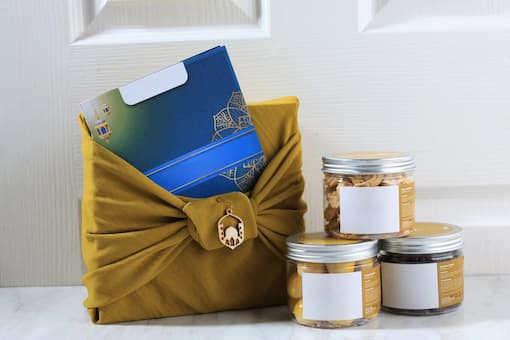 Contoh kemasan custom dan stiker label Ramadan untuk produk hampers Lebaran