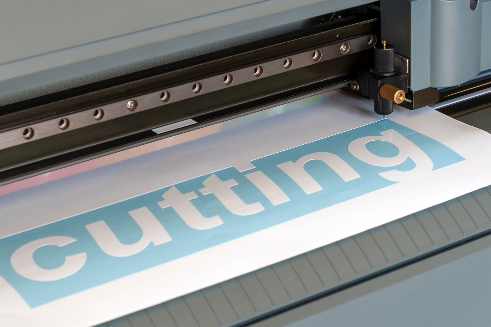Perbedaan Potong Lurus Kiss Cut Die Cut dan Contour Cut dalam Digital Printing