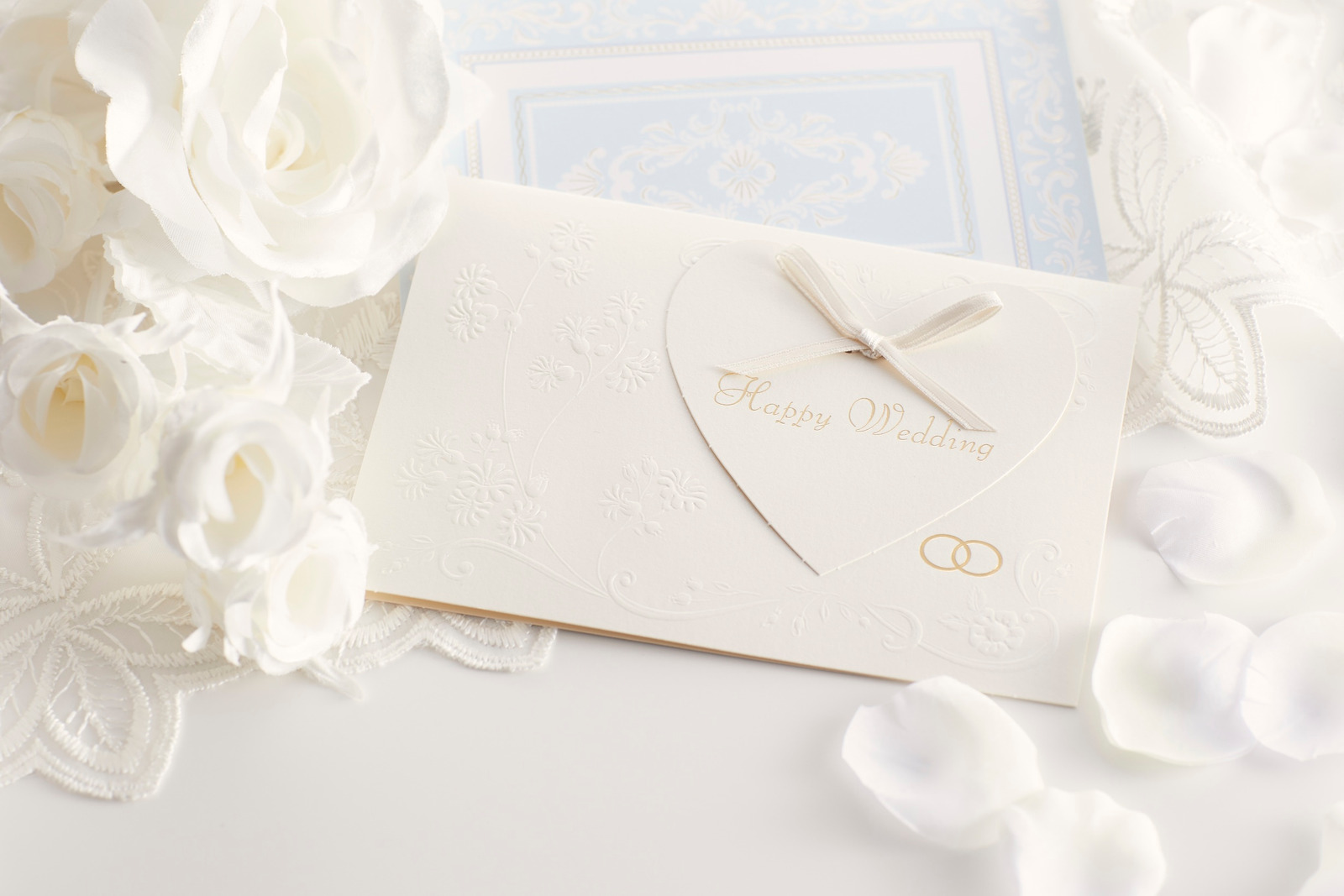Contoh finishing: soft touch, cold foil, emboss, dan spot UV pada kemasan premium