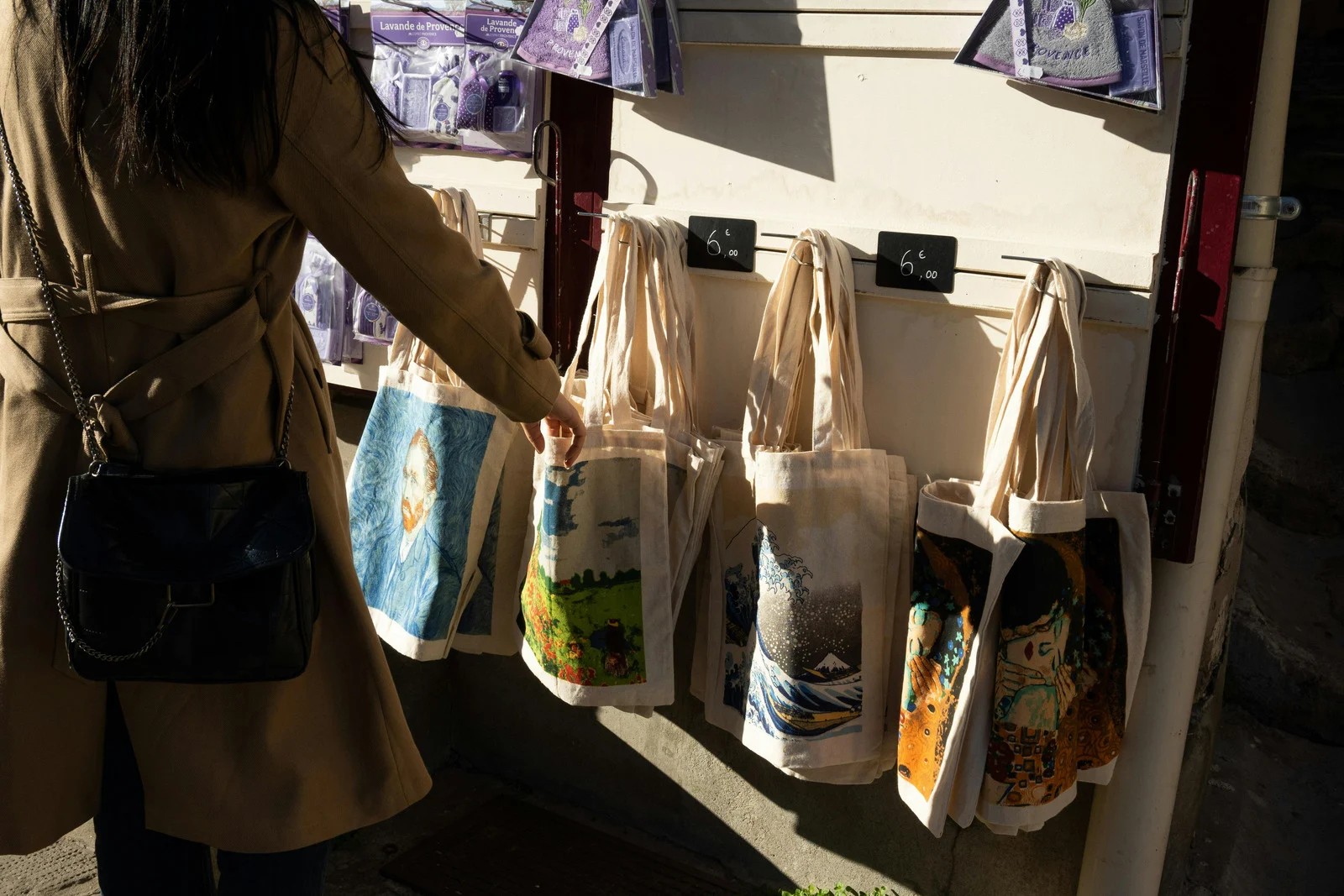 Cetak merchandise komunitas seperti T-shirt dan tote bag custom untuk event dan brand