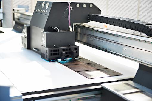 Contoh UV Printing dengan efek kilap pada label premium